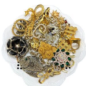 Gold Tone Wearable and broken Scrap Gold Tone Jewelry Lot, Mystery Lot, Bulk Jew